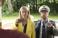 Mord mit Aussicht – Sophie Haas (Caroline Peters, l.) und Dietmar Schäffer (Bjarne Mädel, r.) machen sich auf die Suche nach vernachlässigten Hengascher Hausfrauen, die Callboy Rocco beglückt hat.
