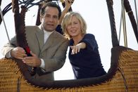 Monk – Der Heißluftballon, in dem sich Monk (Tony Shalhoub) und Natalie (Traylor Howard) verstecken, wird absichtlich gelöst und als sie in der Luft sind, wird auf den Ballon geschossen...