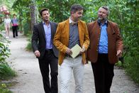 Die Rosenheim-Cops – Der Besitzer des Märchenparks, Robert Kreuzeder (Christian Lex, M.) wird von den Kommissaren Stadler (Dieter Fischer, r.) und Hansen (Igor Jeftic, l.) zum Mord im Märchenpark befragt.