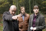 Wilsberg – Georg Wilsberg (Leonard Lansink, li.), Ekki Talkötter (Oliver Korittke) und Alex Holtkamp (Ina Paule Klink) suchen im Wald nach einer Jagdhütte.