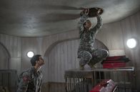 Scorpion – Walter (Elyes Gabel, l.), Happy (Jadyn Wong, r.) und der Rest des Scorpion Teams sollen aus Fort Knox ein Artefakt klauen, um dem Weißen Haus zu beweisen, dass die Festung doch nicht so sicher ist, wie gedacht. Doch der Fall artet aus, als die angeheuerten Diebe etwas Gefährliches in dem Artefakt entdecken ...