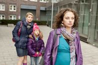 Danni Lowinski – Um Renate Winz und ihrer Tochter Leni (Luna Jakob, M.) zu helfen, legt sich Danni (Annette Frier, l.) mächtig ins Zeug und stattet sogar der Verlobten von Jakob Mertenz, Barbara Singer (Heike Warmuth, r.), einen Besuch ab. Doch wird sie das weiterbringen?; Um Renate Winz und ihrer Tochter Leni (Luna Jakob, M.) zu helfen, legt sich Danni (Annette Frier, l.) mächtig ins Zeug und stattet sogar der Verlobten von Jakob Mertenz, Barbara Singer (Heike Warmuth, r.), einen Besuch ab. Doch wird sie das weiterbringen?