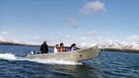 Alaska - Eisige Tradition – Marvin, Marcella, Jazmine und Julianna machen sich auf die Suche nach Oktopus. (National Geographic)