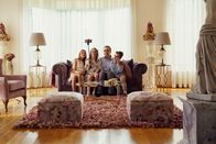 Hatching – Tinjas Familie lebt ein Vorstadtleben wie aus dem Bilderbuch, wenn man denn dem Videoblog ihrer Mutter glauben mag. Von links: Tinja (Siiri Solalinna), ihre Mutter (Sophia Heikkilä), ihr Vater (Jani Volanen) und ihr Bruder Matias (Oiva Ollila)