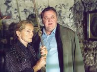 Bloch – GroßmutterJohanna (Erni Mangold) betet für ihre Enkelin und läutet dazu die Glocke, damit Gott ihre Bitten auch hört. Aber obwohl sie sich Sorgen macht, will sie Bloch (Dieter Pfaff) nicht in die tief vergrabenen Familiengeheimnisse einweihen.