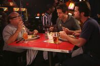 It's Always Sunny in Philadelphia – Frank (Danny DeVito, l.), Dennis (Glenn Howerton, 2.v.r..) und Mac (Rob McElhenney, r.) überlegen, wie sie endlich wieder Geld in die Kasse bekommen. Aber egal, wie kreativ die Idee auch ist, das Geld will einfach nicht fließen ...