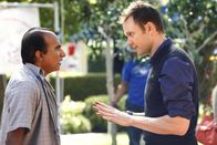 Community – Während Jeff (Joel McHale, r.) sich ganz im Motto seines neuen Kursleiters übt und den Tag in vollen Zügen genießt, will Abeds Vater (Igbal Theba, l.), dass er das Familienrestaurant übernehmen soll ...