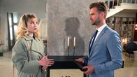 Rote Rosen – Charlotte (Malene Becker, l.) berührt Simons (Thore Lüthje, r.) plötzliche Freundlichkeit und sie erzählt ihm nun doch von dem Baugutachten.