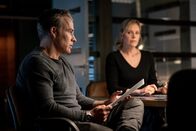 SOKO Leipzig – Jan Maybach (Marco Girnth, l.) und Ina Zimmermann (Melanie Marschke, r.) beratschlagen, ob sie ihre Kollegin Kim über Jans Drogenvergangenheit einweihen sollen.