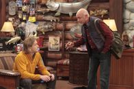 Last Man Standing – Kyle (Christoph Sanders, l.); Ed (Hector Elizondo, r.)
