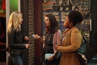 Community – Um bei der Bar-Tour an Troys Geburtstag dabei sein zu können, besorgt sich Annie (Alison Brie, M.) einen gefälschten Ausweis - Britta (Gillian Jacobs, l.) und Shirley (Yvette Nicole Brown, r.) sind gespannt, wie lange das gut geht ...