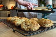 Stadt Land Kunst – Ailsa zeigt uns ihre „Leek and Tattie Soup“, eine Lauch-Kartoffel-Suppe, die in Schottland ein beliebtes Wintergericht ist. Als Beilage gibt es selbstgebackene Käsescones.