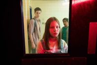 Silverpoint – Meg (Katy Byrne, M.), Louis (Oliver Cunliffe, l.) und Glen (Krish Misra, r.) irren durch die Flure des Fabrikgebäudes und suchen nach Kaz.