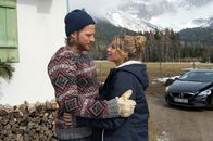 Die Bergretter – Katharina (Luise Bähr) kommt auf den Hof, um gemeinsam mit allen Weihnachten zu feiern. Markus (Sebastian Ströbel) ahnt nichts von ihrem kleinen Geheimnis.
