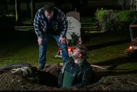 XY gelöst – Unheimliches Treiben nachts auf einem Friedhof. Die Ermittler brauchen Jahre, um die Grabschänder zu fassen.
