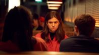 Conversations with Friends – Während eines Gespräches mit ihren Freunden hat Frances (Alison Oliver, M.) ihnen ein unangenehmes Geständnis zu machen.