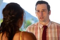 Death in Paradise – Neville (Ralf Little) muss alles auf eine Karte setzen und macht Florence (Joséphine Jobert) ein überraschendes Geständnis.