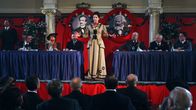 Die Deutschen – Leidenschaftlich hält Rosa Luxemburg (Tereza Brodská) auf einem Parteitag der SPD eine Rede (um 1898). Sie legt sich mit den Altvätern der Sozialistischen Partei an und bezieht spöttisch und angriffslustig Position. Sie wird sich später an die Spitze des linken Flügels der Partei setzen und schließlich mit Karl Liebknecht den Spartakusbund gründen, den Vorläufer zur KPD.