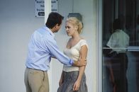Haven – Mit seiner Tochter Pippa (Agnes Bruckner, r.) und einer Millionen Dollar flieht der wohlhabende Carl Ridley (Bill Paxton, l.) vor der Polizei auf die Cayman Islands. Dort gerät Pippa schon bald mit dem Gesetz in Konflikt ...