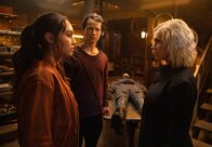 The 100 – (v.l.n.r.) Raven Reyes (Lindsey Morgan); Jordan Green (Shannon Kook); Clarke Griffin (Eliza Taylor)