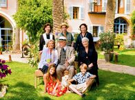 Im Fluss des Lebens – Die Berliner Schriftstellerin Agnes Berg (Ruth Maria Kubitschek, li.) besucht zusammen mit ihrer Freundin Katharina (Katerina Jacob, oben re.) ihre verwaisten Enkelkinder Natascha (Magali Greif, unten li.) und Enrico (Kristo Ferkic, unten re.), die in Spanien von der Haushälterin Inez (Marijam Agischewa, oben li.), dem Anwalt Richard (Charles Brauer, Mitte), dem Gärtner Pablo (Oscar Ortega Sánchez) und ihrer Großmutter Maria (Ellen Schwiers) umsorgt werden.