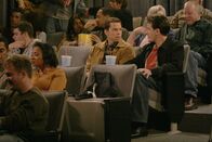 Two and a Half Men – Alans (Jon Cryer, 2.v.r.) Sohn Jake schläft auswärts bei einem Freund, daher hat er die Zeit, mit Charlie (Charlie Sheen, r.) ins Kino zu gehen. Doch der Abend endet in einem Desaster ...