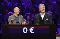 Wer weiß denn sowas? – moderator Guido Knopp (r.) bilden ein Rateteam.