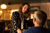Detective Grace – Cleo Morey (Zoë Tapper) ahnt noch nicht, wie sehr DS Roy Grace (John Simm) das Verschwinden seiner Frau Sandy noch immer beschäftigt.