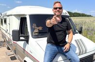 Der Camping-Check – Friso Richter und sein Wohnmobil Pamela.; hr-fernsehen DER CAMPING-CHECK: PERFEKT CAMPEN AN LAHN & WESER, "Ein Roadtrip mit Friso Richter aus der Reihe "Erlebnis Hessen"" Uhr. Friso Richter und sein Wohnmobil Pamela.