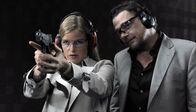 Mutter auf Streife – Der Ex-Polizeiausbilder Sam (Martin Feifel) ist mit Mia (Mira Bartuschek) beim illegalen Schiesstraining.