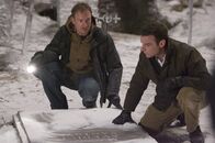 Das Omen – Auf der Suche nach Hinweisen zur Vergangenheit seines mysteriösen Adoptivsohnes, begeben sich Robert Thorn (Liev Schreiber, r.) und Keith Jennings (David Thewlis, l.) zu einem einsamen Friedhof und machen eine unheilvolle Entdeckung.