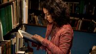 Löwenzahn – In einer alten Bibliothek versucht Yasemin (Sanam Afrashteh), dem Geheimnis der verschlüsselten Botschaften auf die Spur zu kommen.