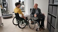 Die Eifelpraxis – Physiotherapeut Djamal (Harun Yildirim, l.) möchte Chris (Simon Schwarz) von der Studie überzeugen.