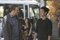 How I Met Your Mother – Wird Marshall (Jason Segel, l.) das Jobangebot von Jeff Coatsworth (John Cho, r.) annehmen?