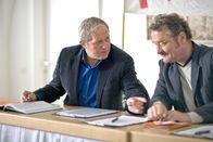 Der Winzerkönig – (v.li.) Harald Krassnitzer (Thomas Stickler), Ferry Öllinger (Jakob Ressler).