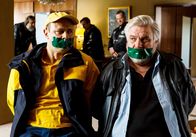 Harter Brocken – Vorne die Guten, hinten die Gangster: Dorfsheriff Koops (Aljoscha Stadelmann, re.) und Postbote Heiner (Moritz Führmann) in der Klemme.
