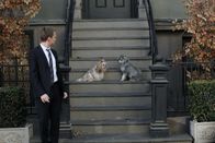 How I Met Your Mother – Möchte einen Hund zu seinem Begleiter beim Frauenaufreißen machen: Barney (Neil Patrick Harris) ...