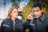 Notruf Hafenkante – Tarik (Serhat Cokgezen, r.) macht sich Sorgen um seine schwangere Freundin Pauline. Die Journalistin scheint etwas mit dem Fall zu tun zu haben, in dem Claudia (Janette Rauch, l.) und er gerade ermitteln.
