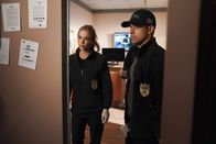 Navy CIS – Eleanor Bishop (Emily Wickersham, l.); Nick Torres (Wilmer Valderrama, r.)