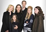 Seitensprung – Die erfolgreiche Marketingspezialistin Fiona (Claudia Michelsen, 2. v. links) hat gemeinsam mit ihren beiden Töchtern Paulette (Luise Aschenbrenner, rechts) und Lina (Laura Kirsch, unten links), ihrer Mutter Gitta (Maren Kroymann, links) sowie ihrem Mann Ben (Stephan Kampwirth) und dessen Geliebter Julia (Birte Hanusrichter) eine etwas andere Familie gegründet.