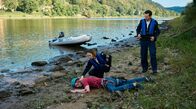 WaPo Elbe – Kommissarin Macourek (Barbara Prakopenka, h.li.) kniet beim toten Kletterer. Da ist nichts mehr zu machen. Auch Kommissar Krätschmer (Ferdi Özten, re.) kommt zum Fundort, nachdem er das Boot befestigt hat.