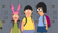 Bob's Burgers – Während Bob als Hauswirtschaftslehrer bei Tina (r.) in der Klasse einspringt, nehmen Louise (l.) und Gene (M.) Jobs im Klassenzimmerrestaurant an, wodurch Linda im Burgerladen ganz auf sich allein gestellt ist ...