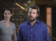Navy CIS: L.A. – Während Callen (Chris O'Donnell, r.) und Kensi (Daniela Ruah, l.) in einem neuen Fall ermitteln, gerät Hetty (Linda Hunt) unterdessen in Washington DC selbst in eine Ermittlung ...