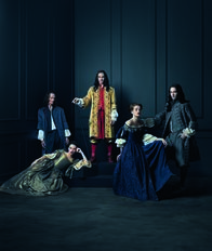 Versailles – (v.l.n.r.) Bontemps (Stuart Bowman); Montespan (Anna Brewster); Louis XIV (George Blagden); Henriette (Noémie Schmidt); Philipp von Orléans (Alexander Vlahos)