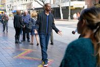 New Girl – Ein Besuch in New York ermöglicht den Freunden ein Wiedersehen mit Coach (Damon Wayans Jr.), aber hält auch einige böse Überraschungen bereit ...