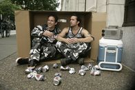 It's Always Sunny in Philadelphia – Von dem Film "Rambo: First Blood" inspiriert, begeben sich Mac (Rob McElhenney, r.) und Dennis (Glenn Howerton, l.) auf Menschenjagd ...