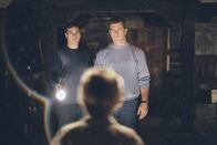 Signs - Zeichen – Während Graham (Mel Gibson, r.) und Merrill (Joaquin Phoenix, l.) noch an einen Streich der durchgeknallten Nachbarn denken, mehren sich weltweit die Anzeichen, dass es sich bei den rätselhaften Kreisen nicht um ein Naturphänomen handelt ...