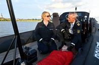 WaPo Bodensee – Nele Fehrenbach (Floriane Daniel, l.) und ihr Kollege Paul (Tim Wilde, r.) haben Tim Kreindels (Christian Erdt, M.) Leiche aus dem Bodensee gefischt.