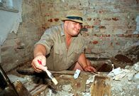 Mensch Markus – Markus Maria Profitlich betreibt bei sich zu Hause ein wenig Archäologie.