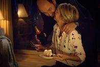 Stiller Verdacht – Während Alices Geburtstagsfeier vergessen Thomas Kertez (Kad Merad) und seine Frau (Laurence Arné) kurz die Herausforderungen der letzten Tage.